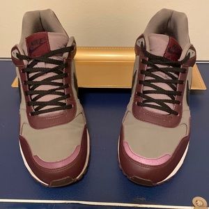 Mens Nike low tops, size 10